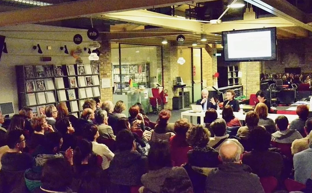 Lo strano caso di quella piccola biblioteca di un piccolo comune che si sedette a dialogare con due grandi aziende italiane