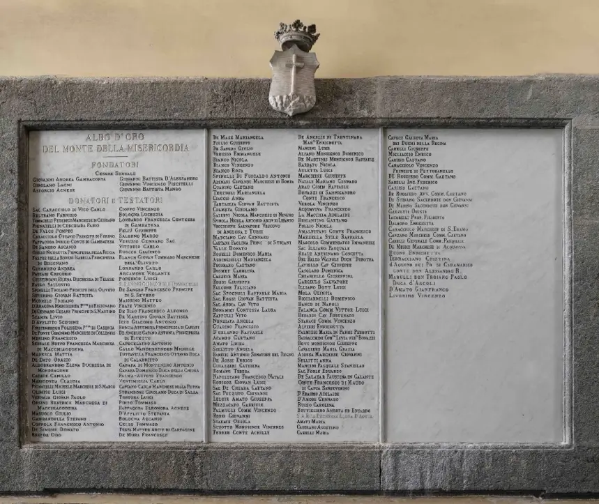 Lapide che ricorda i fondatori del Pio Monte della Misericordia a Napoli: un wall of honour dei donatori Lapide che ricorda i fondatori del Pio Monte della Misericordia a Napoli: un wall of honour dei donatori